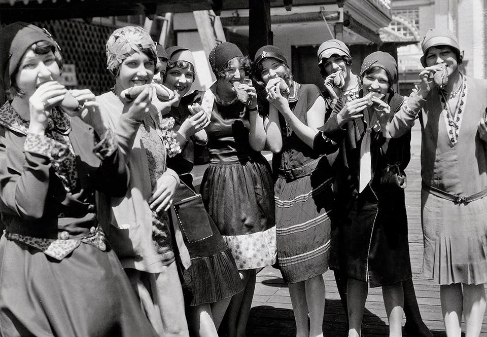 varmkorv snabbmat historia Ett damsällskap äter varmkorv i nöjesparken White City i Chicago, 1925.